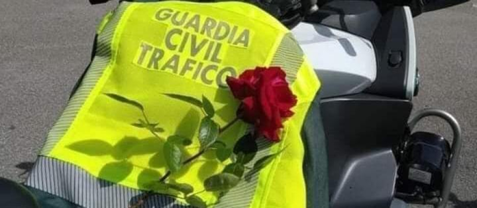 Homenaje de un guardia civil de Tráfico a los agentes asesinados
