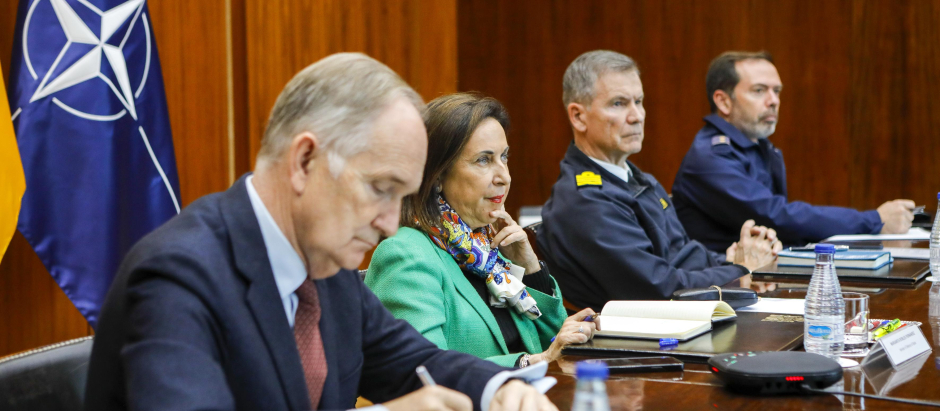 La ministra de Defensa, Margarita Robles, y los altos mandos del Ejército español, durante la reunión