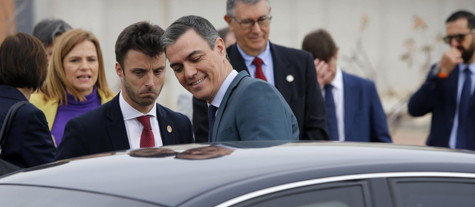 El presidente del Gobierno, Pedro Sánchez, a las puertas de la desaladora de Torrevieja, este miércoles