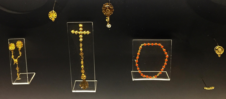 Fotografía que muestra joyas de oro encontradas en un barco español del siglo XVIII, exhibidas este miércoles en la ciudad de Mérida en el estado de Yucatán (México)