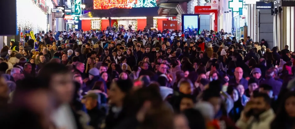 Cientos de personas pasean en Navidad por la calle Preciados de Madrid