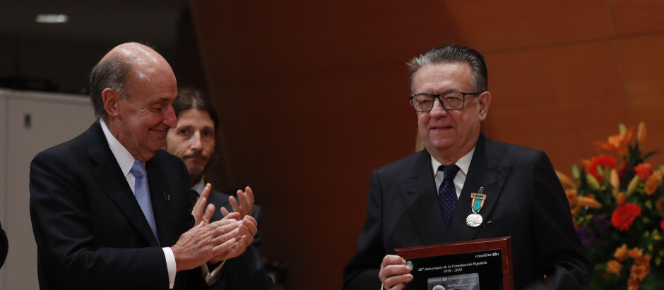 Miguel Herrero y Rodríguez de Miñón y Miquel Roca en un homenaje a los padres de la Constitución en 2018