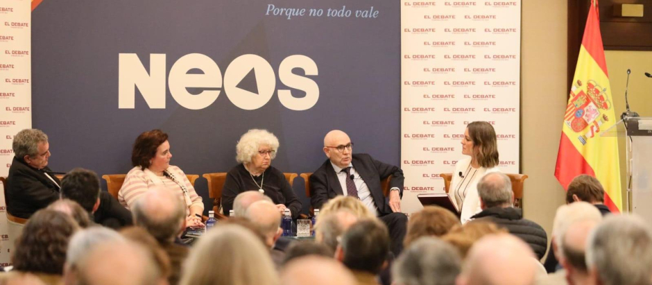 Los cuatro ponentes del debate y la periodista María Jamardo