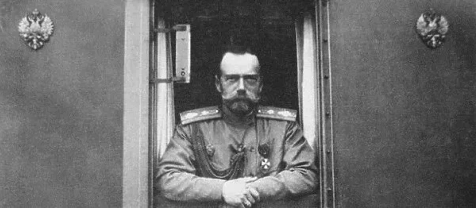 El zar Nicolás II en la ventanilla del propio vagón, 1917