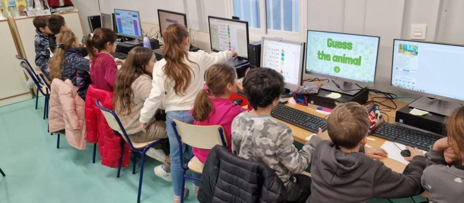 Varios niños en un aula de un centro educativo de Cullera, en Valencia