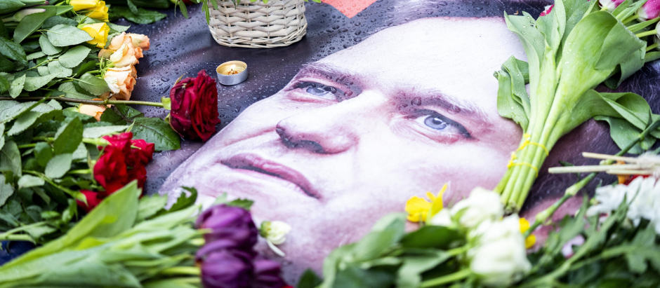 Flores junto a una fotografía del difunto líder de la oposición rusa Alexei Navalni