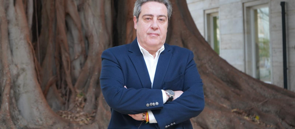 El síndico de Vox en las Cortes Valencianas, José María Llanos, tras su entrevista con El Debate