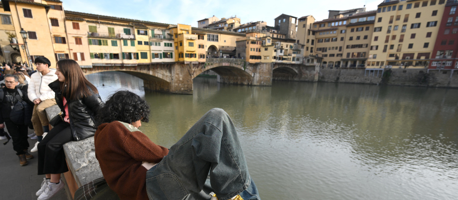 Turistas frente al Ponte Vechio en Florencia