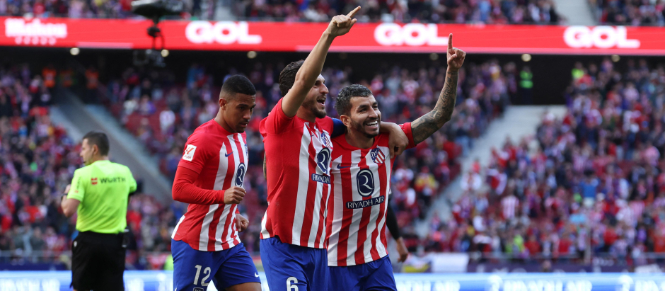 Ángel Correa celebra con sus compañeros uno de sus dos goles