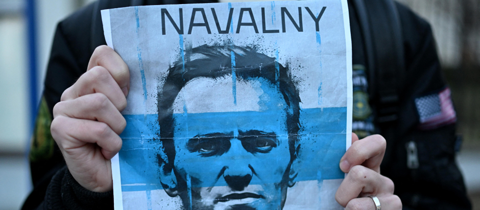 Un manifestante lleva un cartel con una foto del difunto líder de la oposición rusa Alexéi Navalni