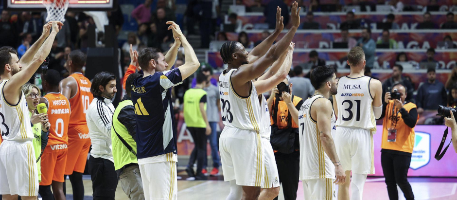 Los jugadores del Real Madrid celebran el pase a la final de Copa tras ganar al Valencia Basket
