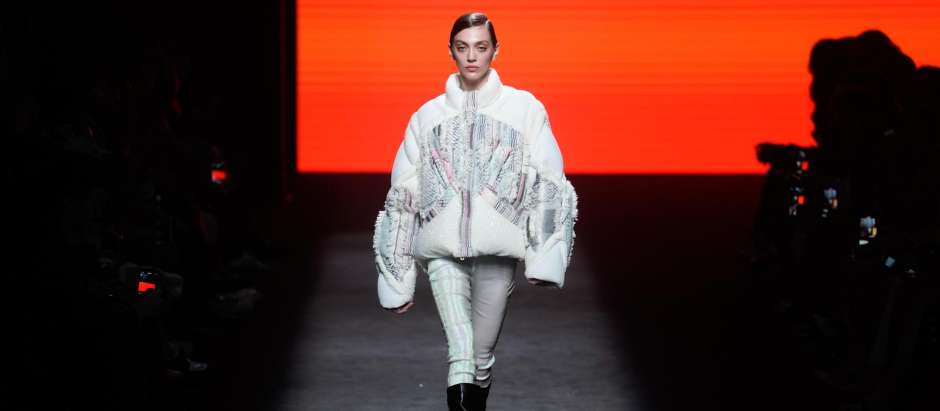 Una modelo luce una creación de Custo Barcelona durante la Mercedes Benz Fashion Week Madrid