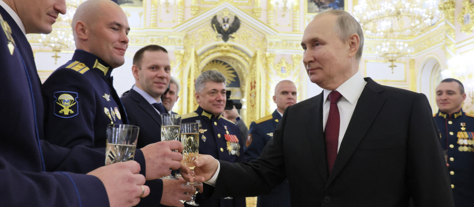 El presidente Vladimir Putin brinda con los soldados rusos después de otorgarles la medalla de la Estrella de Oro