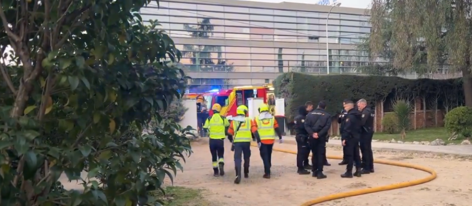 Los bomberos entran en la residencia incendiada en Madrid
