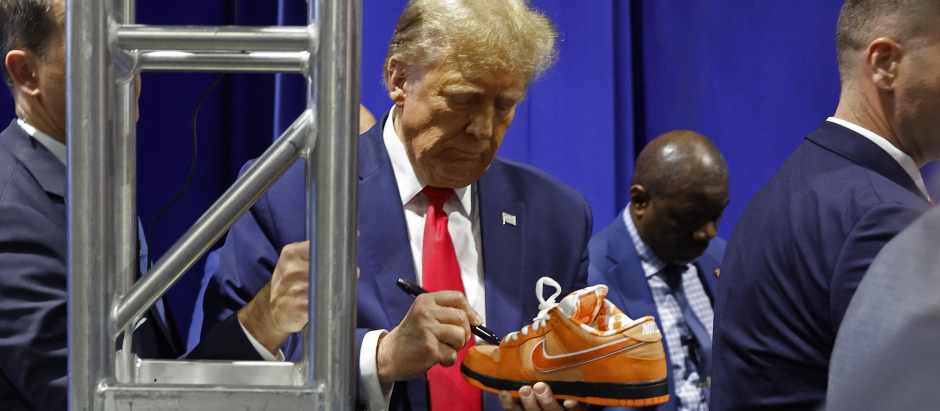 Donald Trump firma unas zapatillas en la Sneaker Con