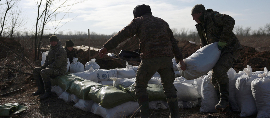 Tropas ucranianas construyen nuevas fortificaciones en la línea defensiva junto a Avdiivka