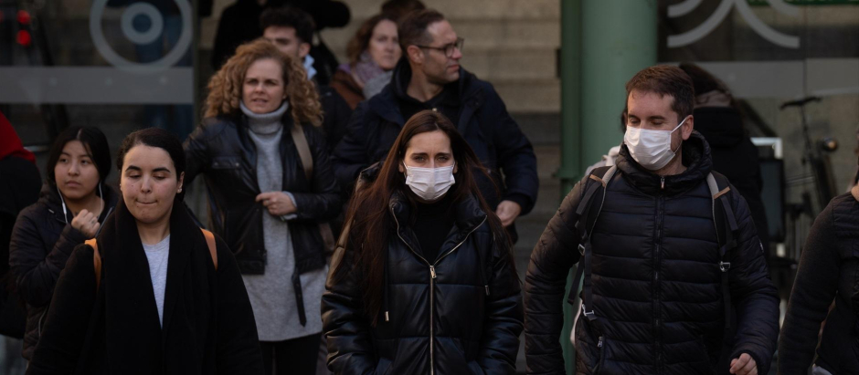 Varias personas con mascarillas en el Hospital Clínic de Barcelona