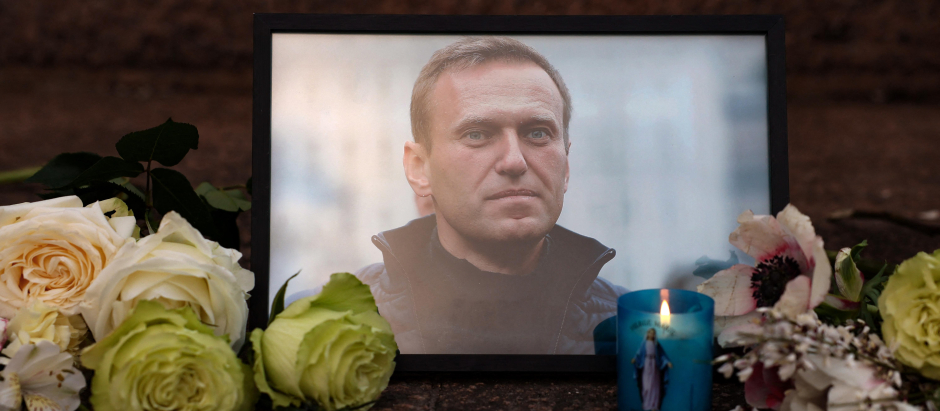 Un retrato de Alexéi Navalni en un monumento en París, Francia