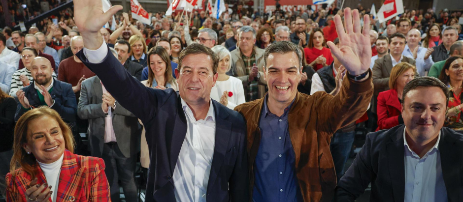 El presidente del Gobierno, Pedro Sánchez, y el candidato del PSOE, Xosé Ramón Besteiro