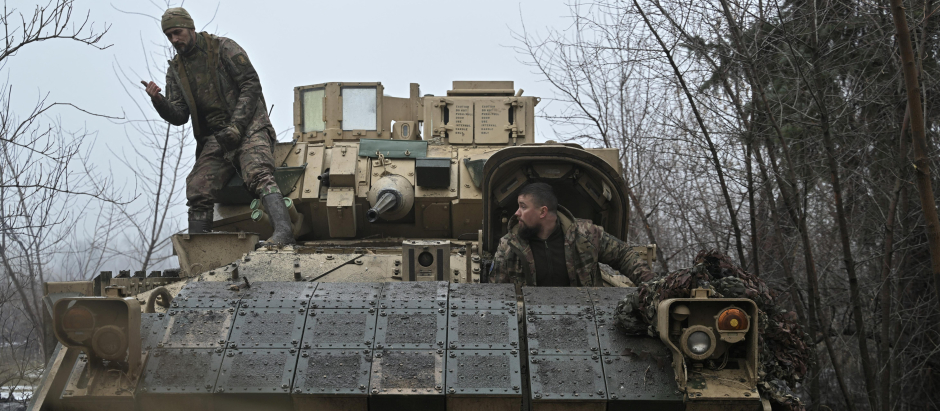 Los militares ucranianos se preparan para el combate en un vehículo de combaten, en la región de Donetsk,