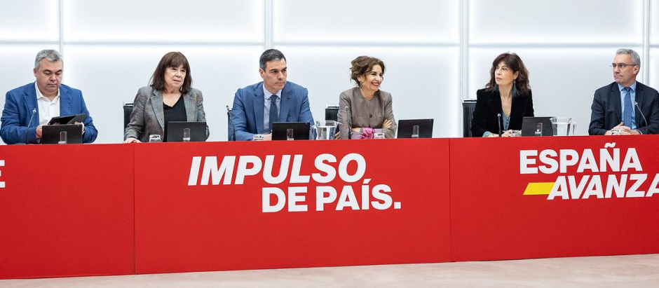 Pedro Sánchez y la Ejecutiva Federal del PSOE en la reunión de este lunes