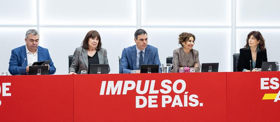 El secretario general del PSOE, Pedro Sánchez (4i), preside la reunión de la Ejecutiva Federal de su partido este lunes en Madrid