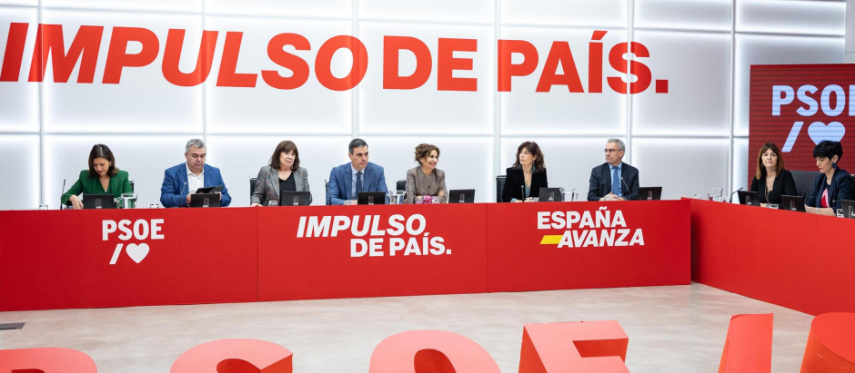El secretario general del PSOE, Pedro Sánchez (4i), preside la reunión de la Ejecutiva Federal de su partido este lunes en Madrid