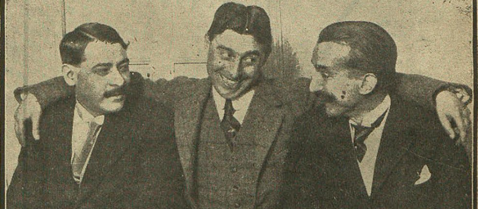 Pedro Muñoz Seca ( a la derecha) junto a