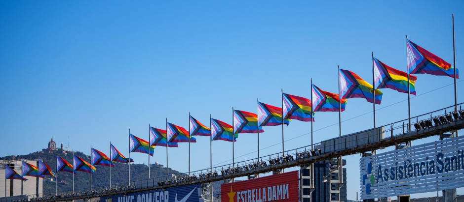 Banderas LGTBI en el Camp Nou, estadio del FC Barcelona