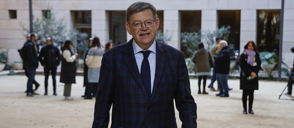 Ximo Puig, abandonando las Cortes Valencianas tras firmar la renuncia a su acta de diputado autonómico
