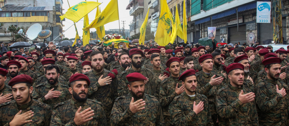 Hezbollah militants and supporters attend the funeral of Ali al-Debs, one of the militant group's commanders killed by an Israeli air raid two days earlier, in Lebanon's southern city of Nabatieyh on February 16, 2024. - Israeli strikes on targets in south Lebanon killed five fighters from Hezbollah and the allied Amal movement, the groups said on February 16, adding to an uptick in violence causing international alarm. (Photo by MAHMOUD ZAYYAT / AFP)