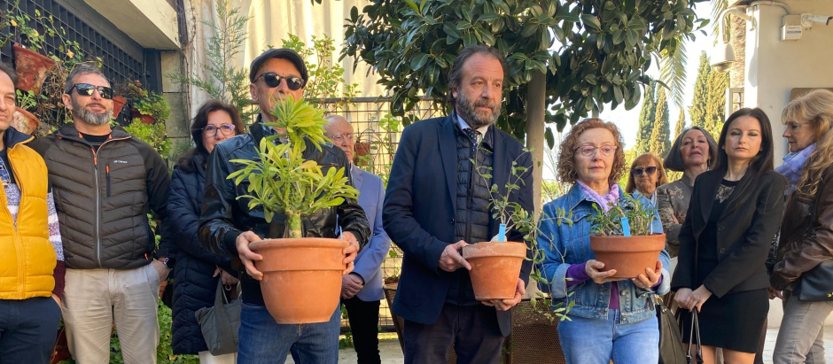 Daniel García-Ibarrola, entre los padres de Ángel María Lara, sostienen algunas de las plantas donadas al Botánico