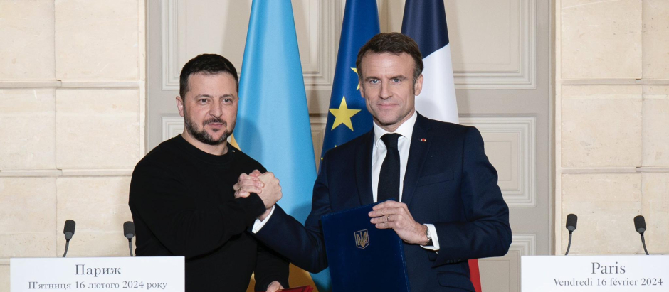 El presidente de Francia, Emmanuel Macron, junto a su homólogo ucraniano, Volodimir Zelenski