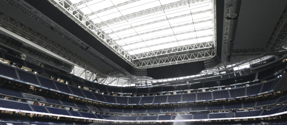 Vista del techo del estadio Santiago Bernabéu cubierto antes de un partido del Real Madrid
