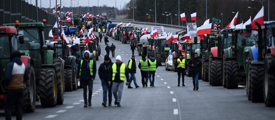 Los agricultores polacos con sus tractores y vehículos bloquean la carretera que une Varsovia y Lublin