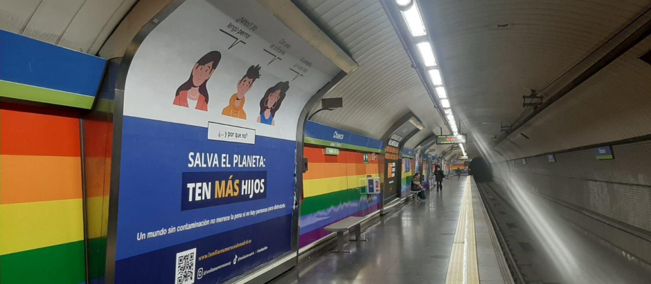 Marquesina de la campaña en la parada de metro de Chueca