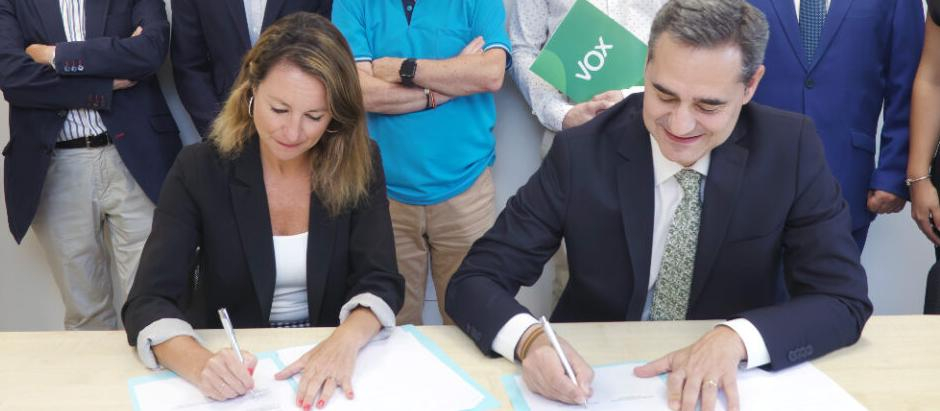 La alcaldesa de Castellón, Begoña Carrasco, y el portavoz de Vox, Antonio Ortolás, firman su acuerdo de Gobierno