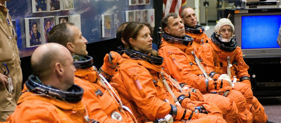 Tripulación de la misión STS-118, en 2006