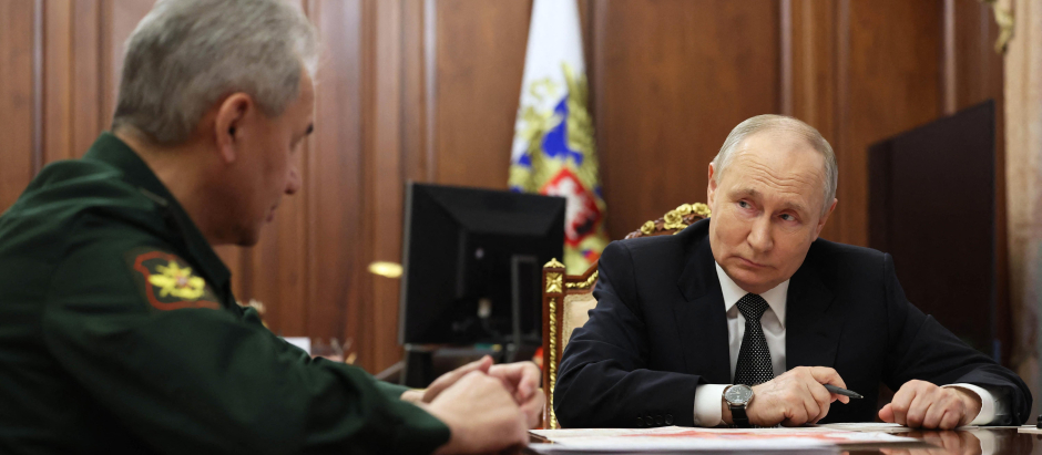 El presidente ruso, Vladimir Putin, junto al ministro de Defensa Sergei Shoigu