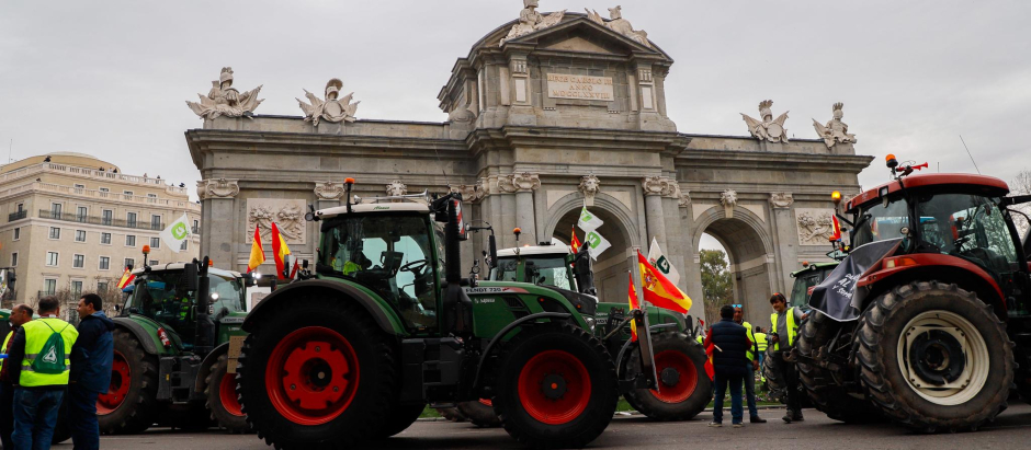 Los agricultores circulando por Madrid.