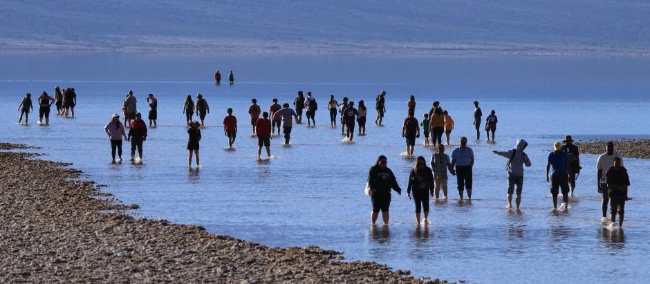Los turistas disfrutan de la rara oportunidad de caminar en agua salada en el lugar más seco de los EE.UU.