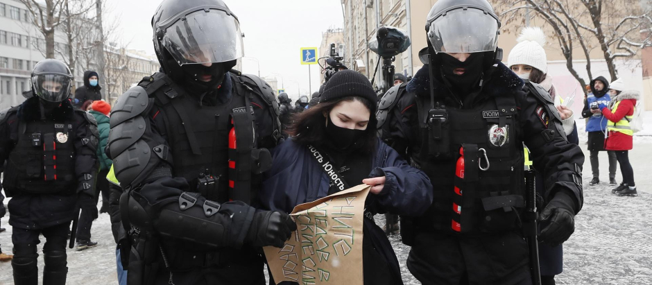 Agentes de policía rusos detienen a un manifestante en apoyo del líder de la oposición rusa Alexei Navalni, en 2021