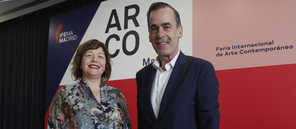 La directora de ARCO, Maribel López, junto al director general de IFEMA, Juan Arrizabalaga