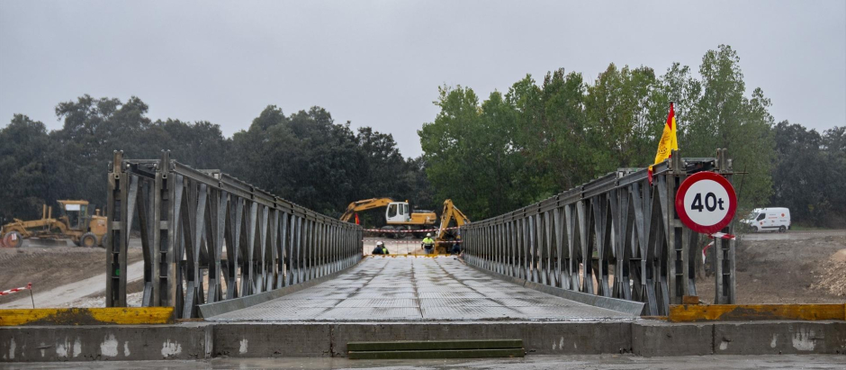 El puente "Mabey" construido por el ejército en Aldea del Fresno