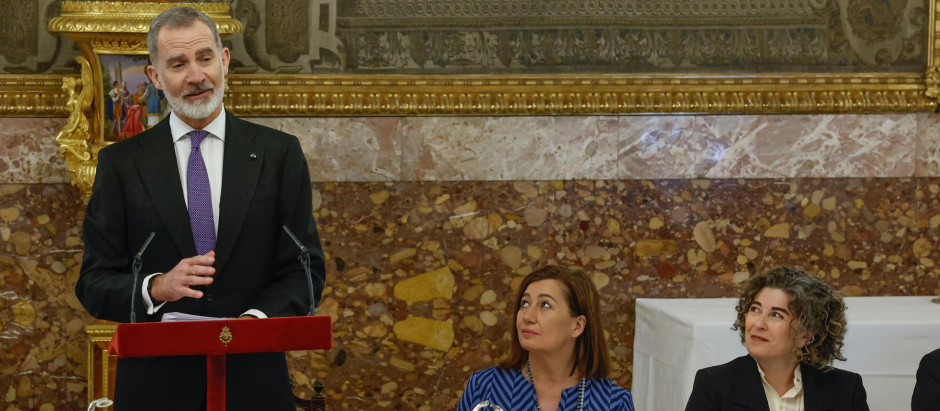 El Rey dirige unas palabras en el almuerzo ofrecido en honor del presidente de Guatemala en el Palacio Real