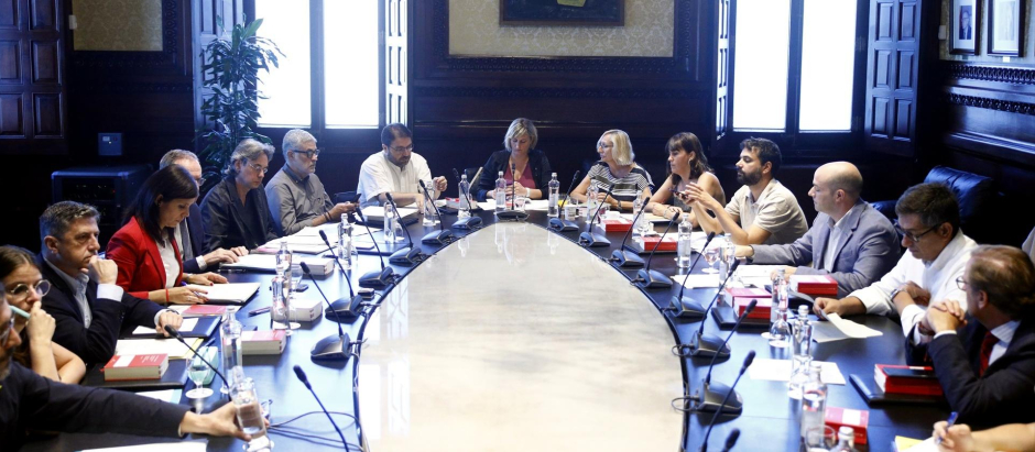 una reunión de la Mesa y la Junta de Portavoces del Parlamento catalán en una foto de archivo