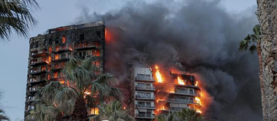 Edificio en el barrio de Campanar (Valencia) en llamas