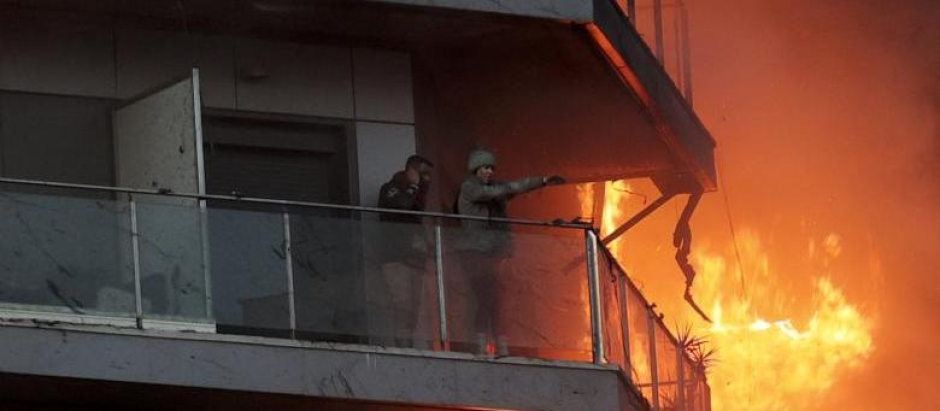 Vecinos atrapados en el incendio de Valencia