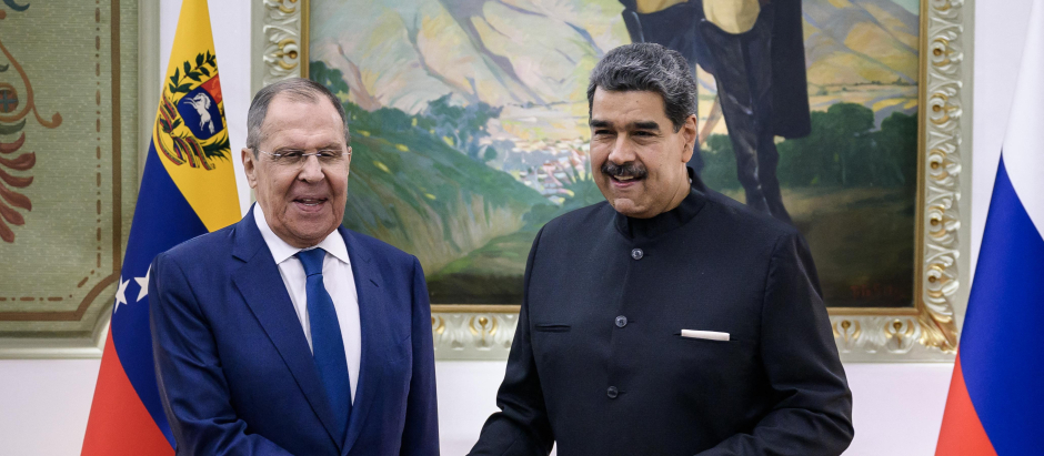 El presidente de Venezuela, Nicolás Maduro, junto al ministro de Relaciones Exteriores ruso, Sergei Lavrov
