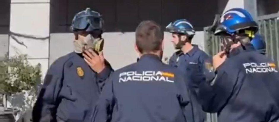 Varios agentes de la Policía Científica, a punto de entrar en el bloque calcinado en Valencia